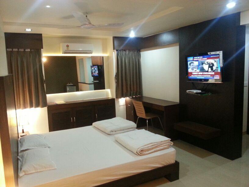 Jal Sagar Hotel Vadodara Exterior photo