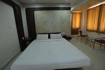 Jal Sagar Hotel Vadodara Exterior photo