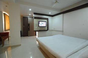 Jal Sagar Hotel Vadodara Exterior photo